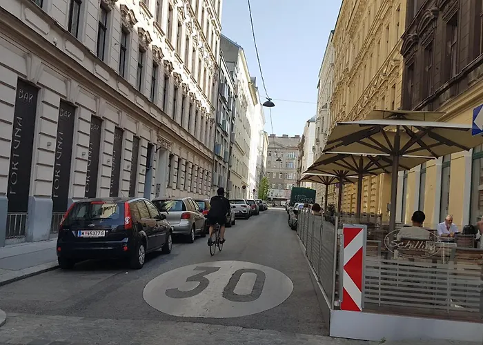 Gorgeous Viennese Apartment 10 Min To City Center