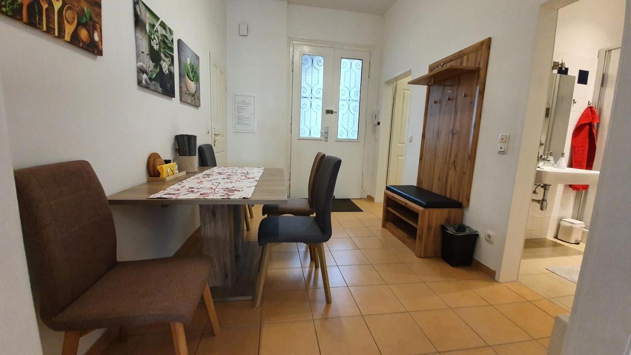 Gorgeous Viennese 10 Min To Center Apartment Vienna