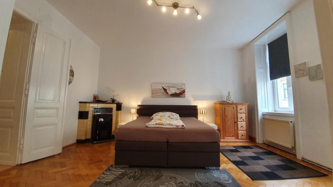 Gorgeous Viennese 10 Min To Center Apartment Vienna