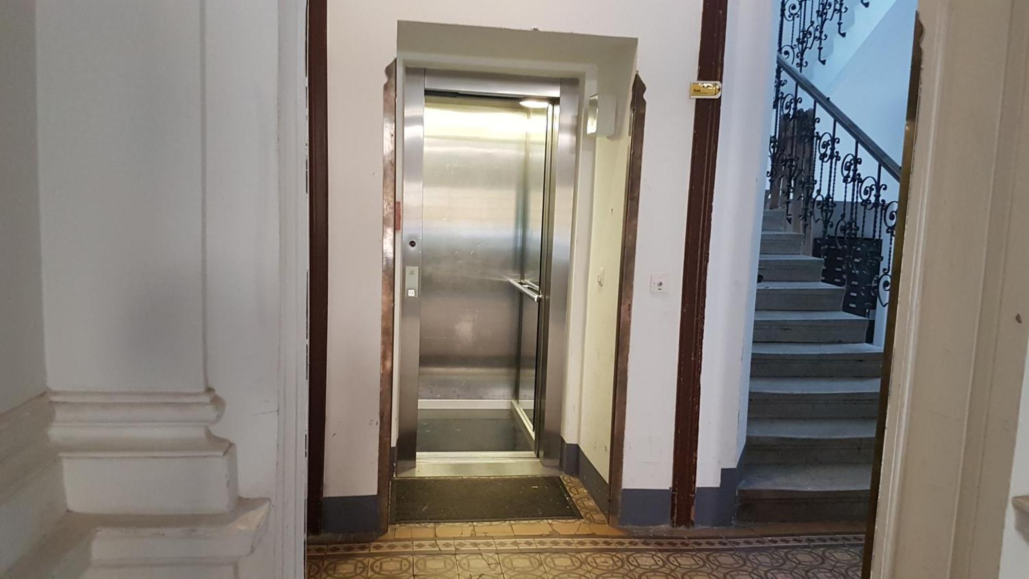 Gorgeous Viennese 10 Min To Center Apartment Vienna